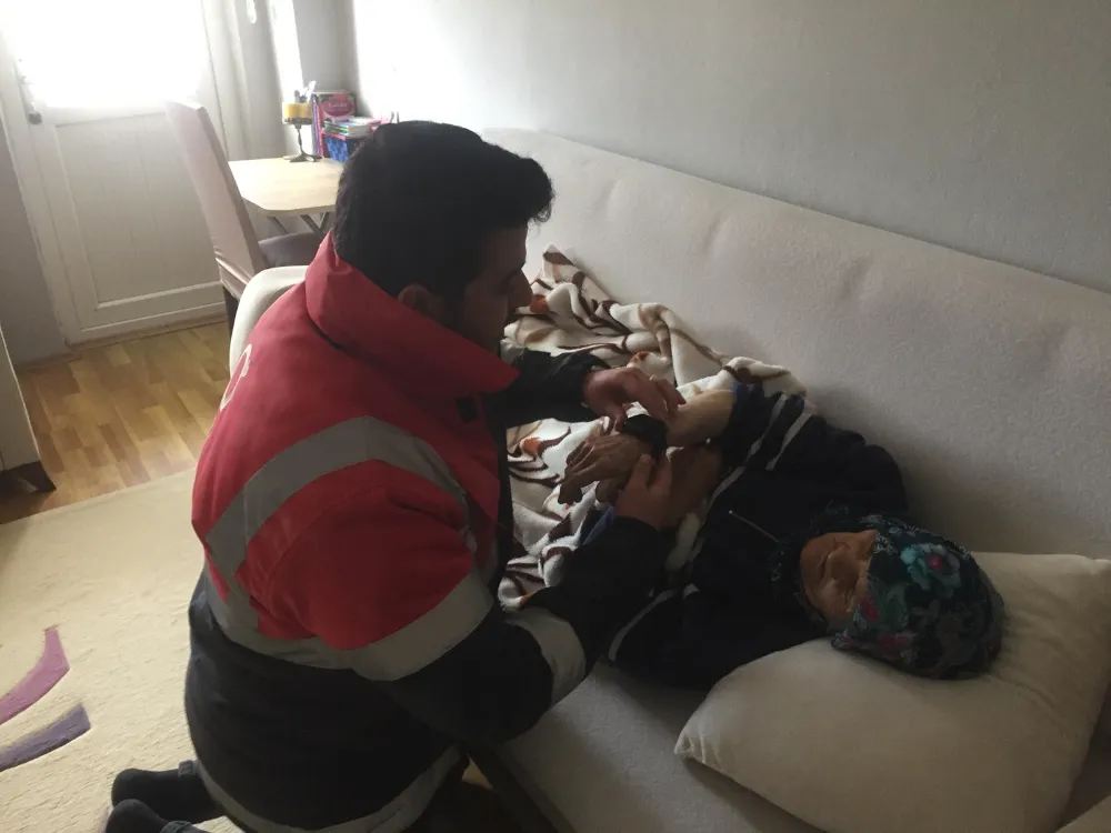 FATMA TEYZE’YE AKILLI SAAT HEDİYE EDİLDİ